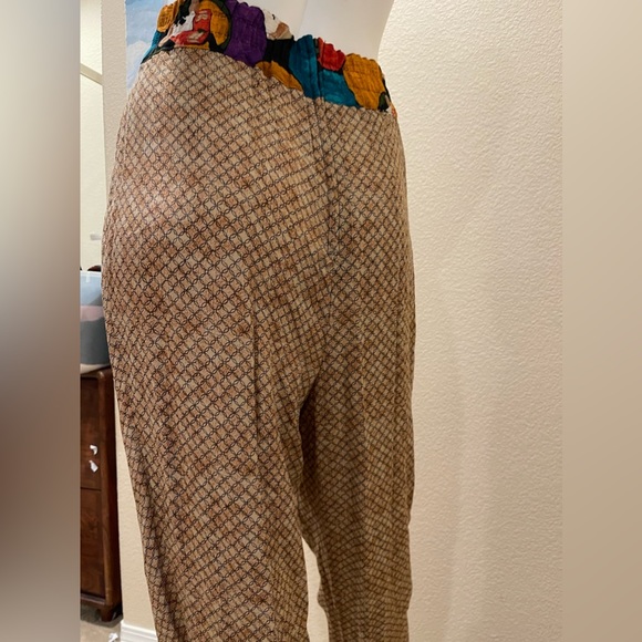 Stylish Women's Patterned Pants - Picture 7 of 7